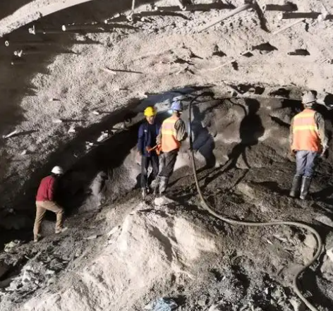 鱼峰拱顶带模注浆料的施工流程及注意事项